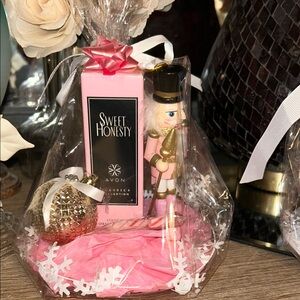 Avon Sweet Honesty Fragrance and Nutcracker Set - Pink and Gold